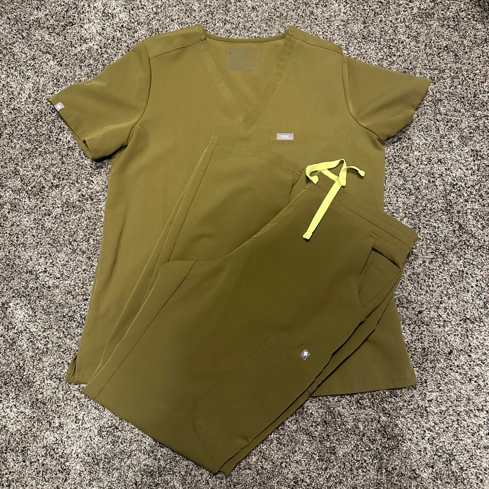 Figs Martini olive scrub set. Like new condition.